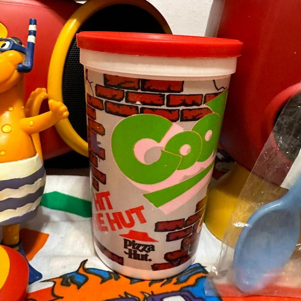 VINTAGE 1992 PIZZA HUT PLASTIC KID'S CUP HIT THE HUT GRAFFITI BRICK WALL‎ (RED)